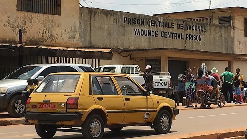 Portrait d'un homme au Cameroun après une affaire de faux décrets