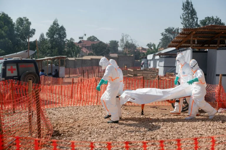 Soignant en combinaison de protection contre Ebola en RDC