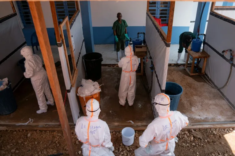 Soignant en combinaison de protection contre Ebola en RDC