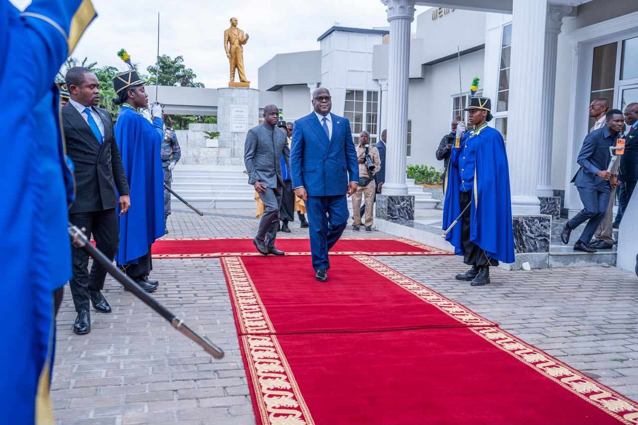 Félix-Antoine Tshisekedi et Brice Clotaire Oligui Nguema lors d'un échange