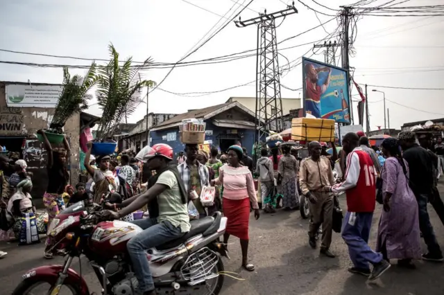 Une intersection plein de monde à Goma
